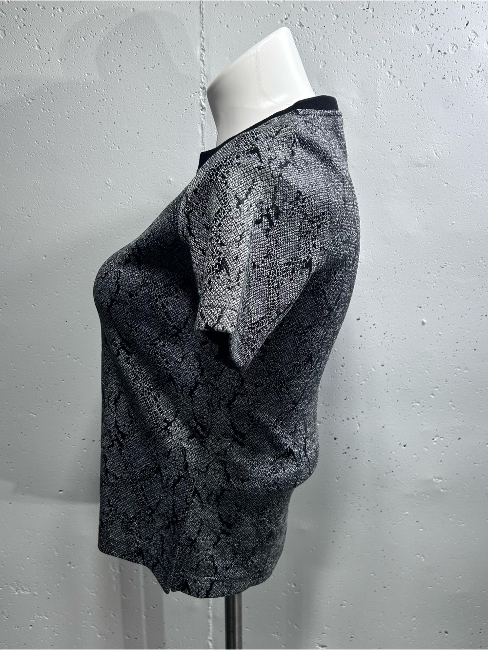 Chico's Black White Silver Snakeskin Jacquard Top S - Picture 5 of 8
